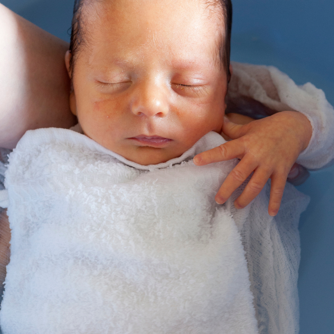 Does your baby HATE bath time? Try Swaddle Baths! The Fuzzy Sprout