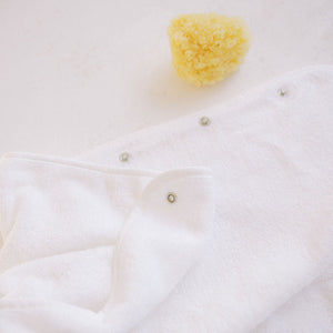 3 snap sizes to choose from. The snaps on the towel are baby snaps. Towel is paired with a sea sponge. 